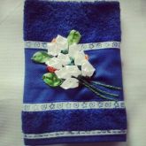 Toalha de lavado, com aplicação em flores de cetim