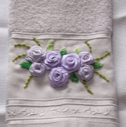 Toalha de lavado, com aplicação em rosas de cetim