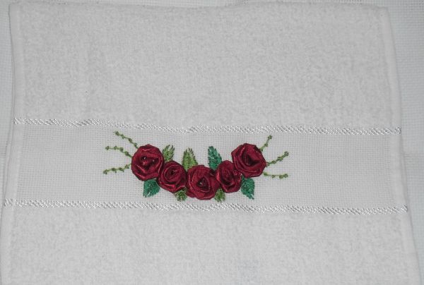 Toalha de lavado, com aplicação em rosas de cetim