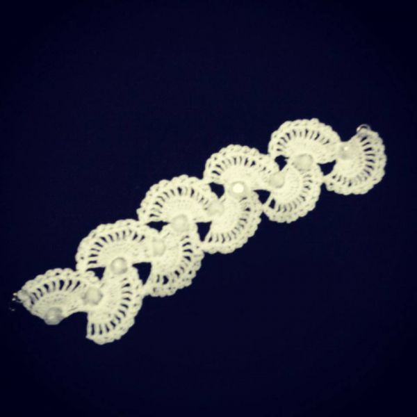 Pulseira feita em Crochê, com detalhes em Cristais sintético